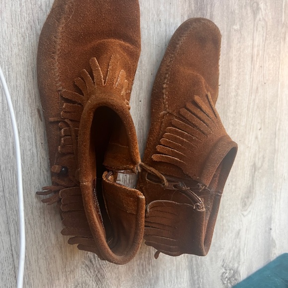 Minnetonka moccasins, suede, w/ fringe, ankle fit - Picture 4 of 6